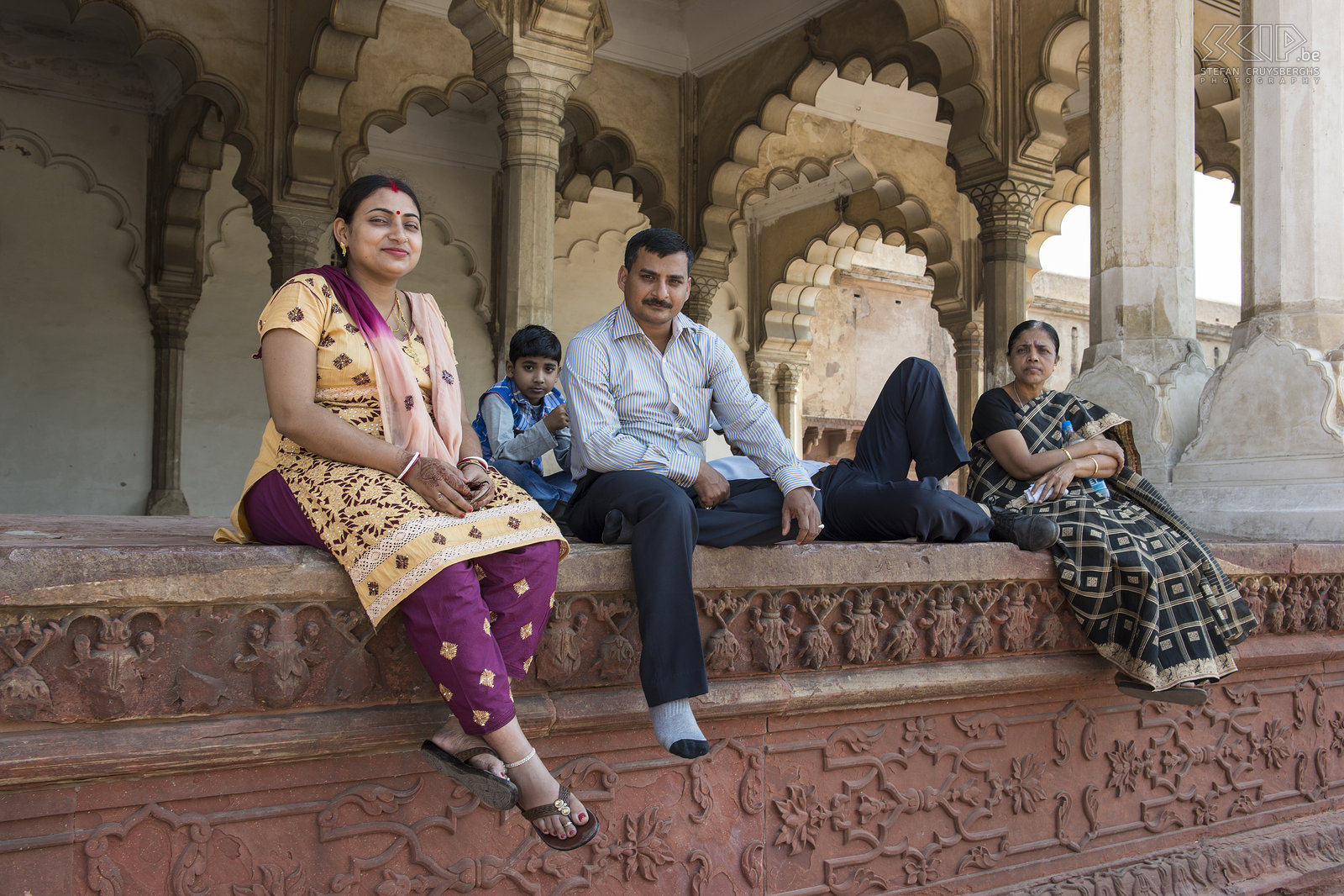 Agra - Agra fort Een Indische familie onder de prachtige bogen van de Diwan I Am (Hall of Public Audience). Stefan Cruysberghs
